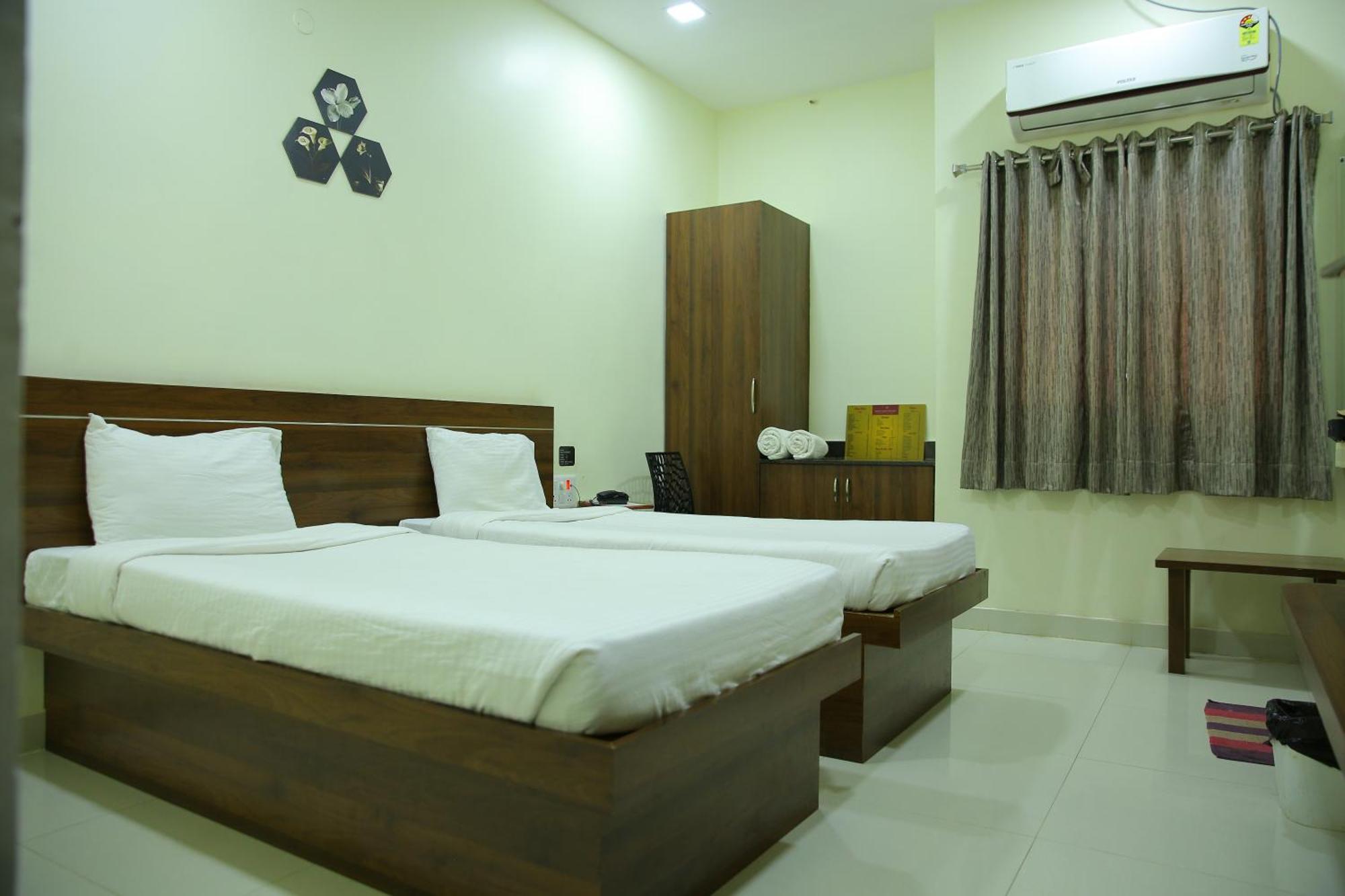 Hotel Maruthi Inn Nirmal  Екстер'єр фото
